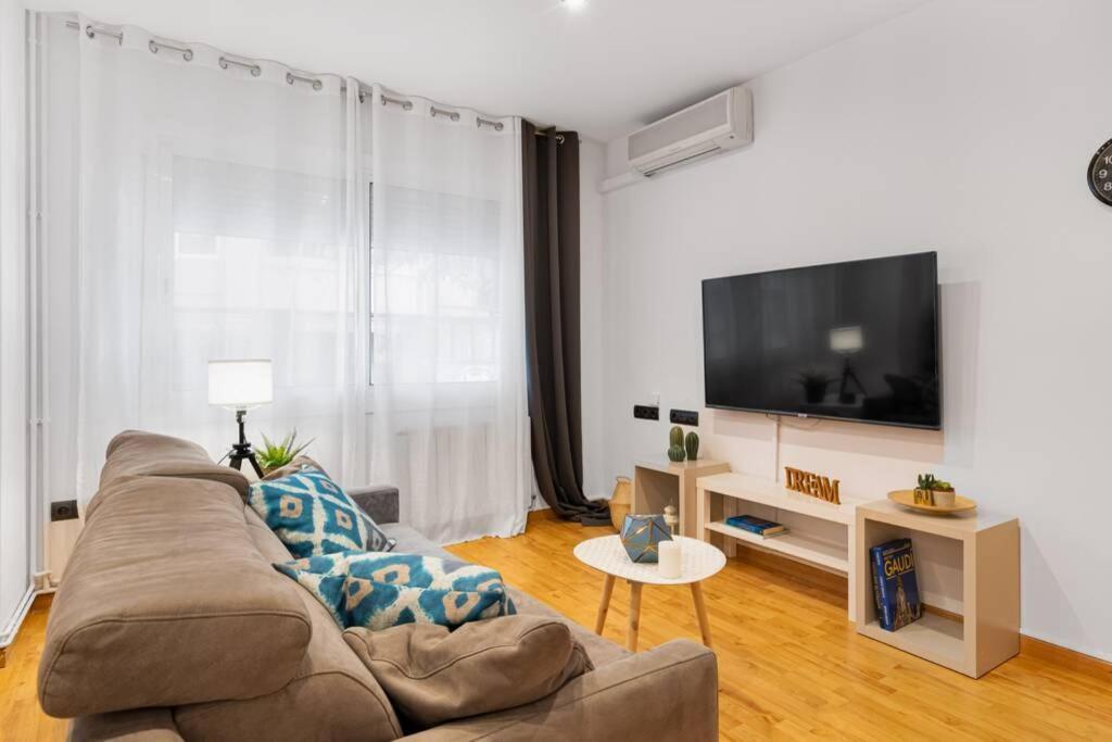 Lodging Apartments Villa De Gracia 2 Bedroom Cozy Apartment バルセロナ エクステリア 写真