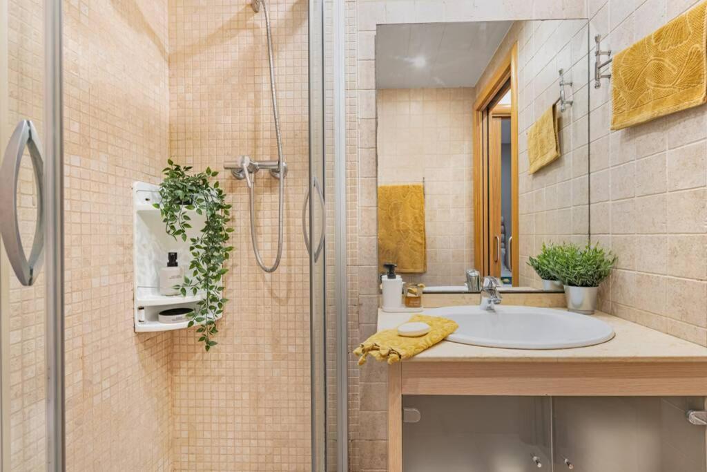 Lodging Apartments Villa De Gracia 2 Bedroom Cozy Apartment バルセロナ エクステリア 写真
