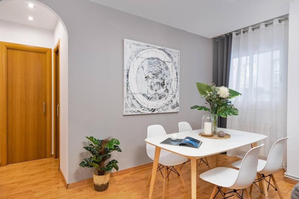 Lodging Apartments Villa De Gracia 2 Bedroom Cozy Apartment バルセロナ エクステリア 写真